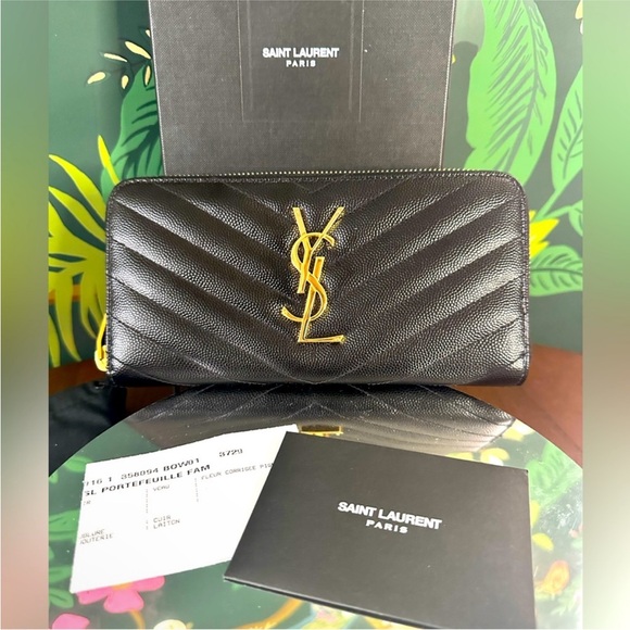 Saint Laurent Black Quilted Leather wallet🎁